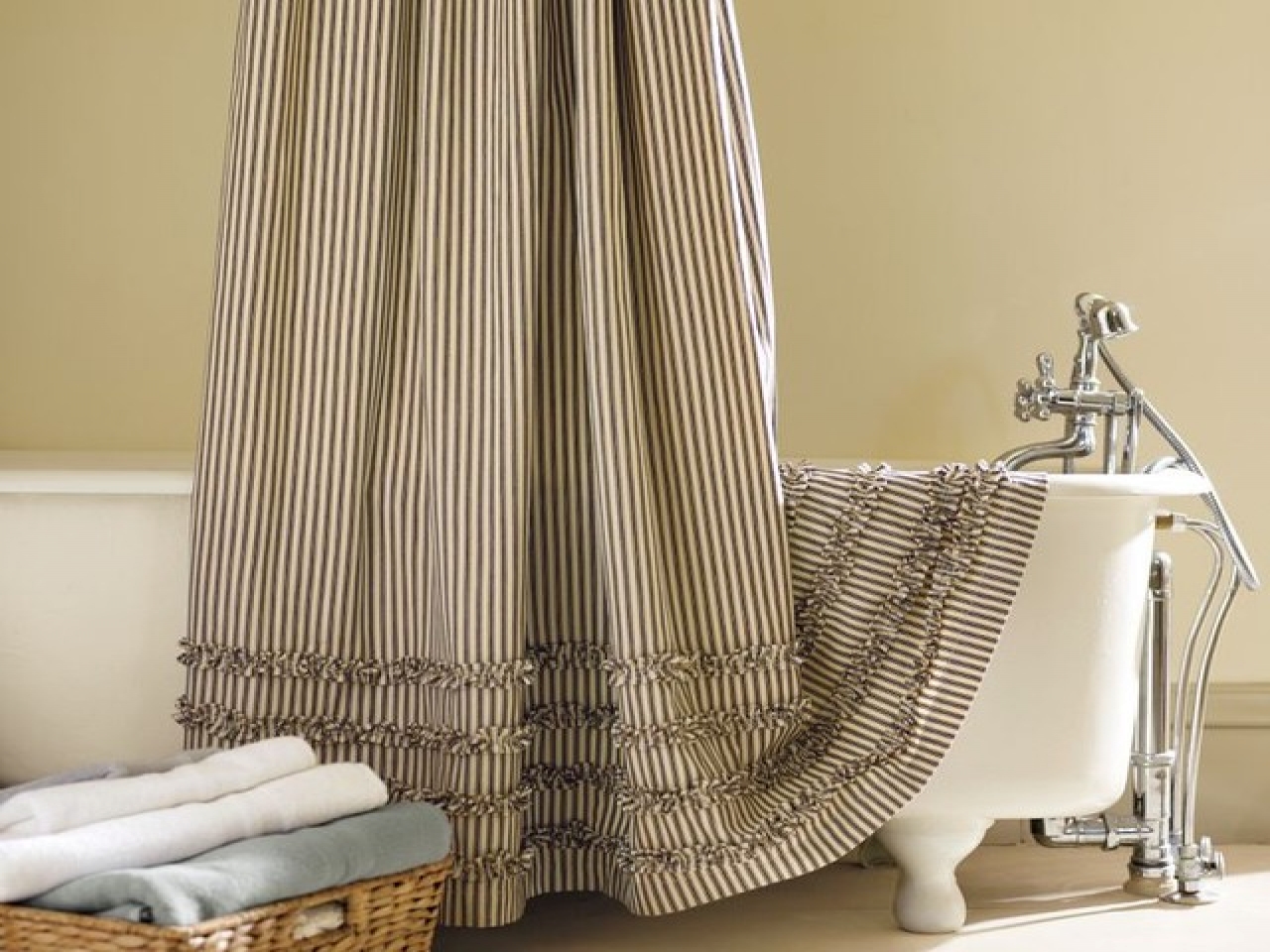 Лучшие шторки для ванны. Штора для ванной. Текстильная штора для ванной. Шторы в ванную комнату тканевые. Шторка для ванной тканевая.